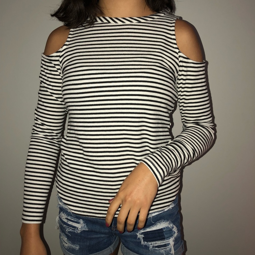 Long sleeve, shoulder cut out.